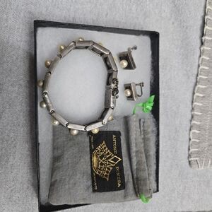 Elegant Silver and Pearl Jewelry Set